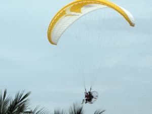 Khởi tranh Cuộc thi Dù bay quốc tế Đà Nẵng 2012