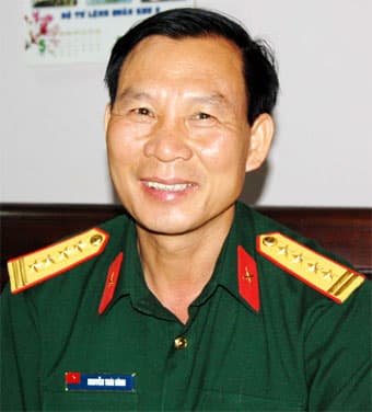 Cán bộ bám bản để vận động đồng bào