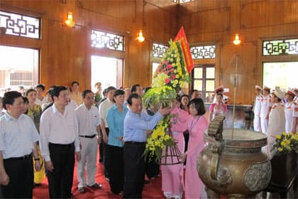 Thăm và làm lễ tưởng niệm Chủ tịch Hồ Chí Minh tại Khu di tích Làng Sen