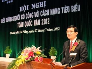 Nhân dân ta đời đời ghi nhớ công ơn của các anh hùng liệt sĩ (*)