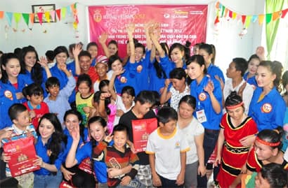 Thí sinh dự thi Vòng chung kết Hoa hậu Việt Nam năm 2012 hoạt động từ thiện
