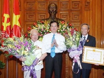 Trao huy hiệu Đảng cho đồng chí Nguyễn Văn Trân và đồng chí Thái Phụng Nê