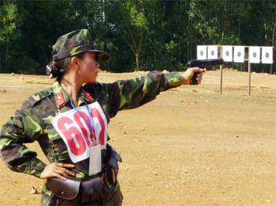 Các nữ xạ thủ đua tài…