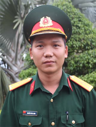 Thiếu úy không tham của rơi