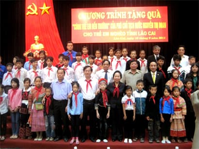 Tặng hàng nghìn phần quà, xuất học bổng và xe đạp cho trẻ em có hoàn cảnh khó khăn