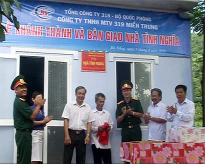 Xây dựng và trao tặng 12 nhà tình nghĩa cho các gia đình chính sách