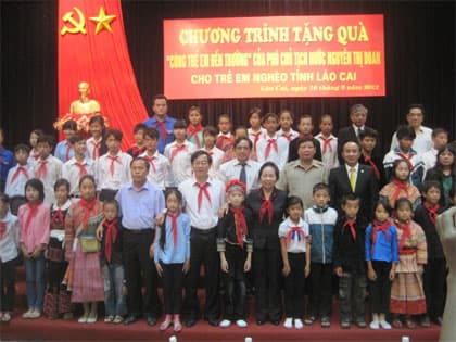 Trao 350 suất học bổng cho trẻ em nghèo, hiếu học tại Lai Châu và Điện Biên