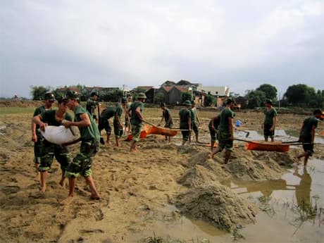 Giúp dân khắc phục sa bồi sau lũ