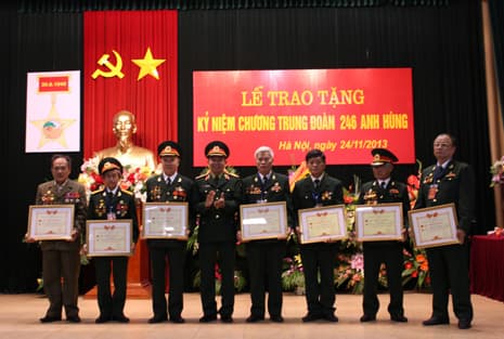 Đại tướng Phùng Quang Thanh chúc mừng CCB Trung đoàn 246 anh hùng