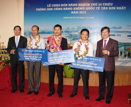 Trao thưởng cho hành khách thứ 20 triệu của Cảng hàng không Tân Sơn Nhất