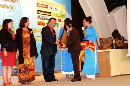 UNESCO trao tặng VietJetAir Thương hiệu du lịch văn hóa 2013