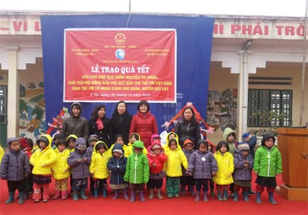 Thăm, tặng quà Tết, áo ấm cho trẻ em Lào Cai và Lai Châu