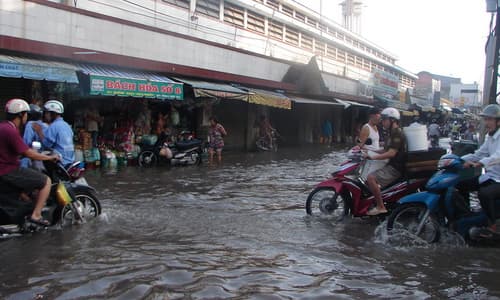 Triều cường lịch sử gây ngập sâu tại trung tâm TP Thủ Dầu Một
