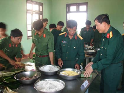 Bộ đội biên giới thi gói bánh chưng Xuân