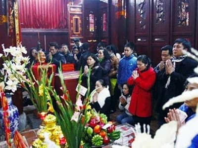Người Hà Nội nô nức lên chùa trong đêm Giao thừa