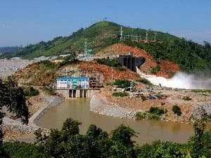 Huy động hàng trăm dân ngăn sông lấy nước cứu lúa
