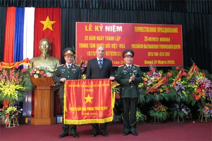 Trung tâm Nhiệt đới Việt-Nga đón nhận phần thưởng của Chính phủ Việt Nam và LB Nga