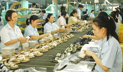 Tỷ lệ phụ nữ tham gia lực lượng lao động cao nhưng thu nhập ít hơn nam giới