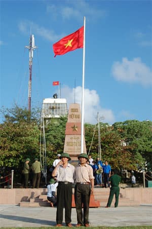 Người cắm cờ trên đảo Song Tử Tây