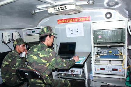 Huấn luyện nâng cao trình độ, làm chủ trang bị, khí tài