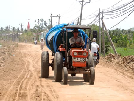 Thiếu nước sinh hoạt do hạn hán, xâm mặn