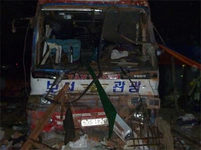 Quảng Ngãi: Xe khách tham quan tông nhà dân, 10 người chết và bị thương