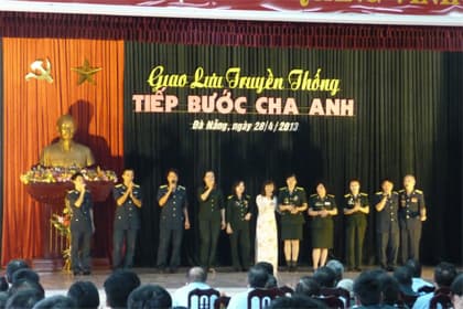 Giao lưu “Tiếp bước cha anh”