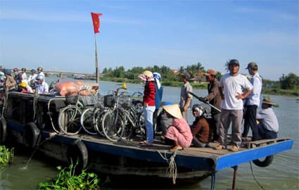 Bến đò Cẩm Kim: Áo phao để…che nắng