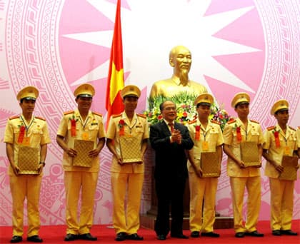 Chủ tịch Quốc hội Nguyễn Sinh Hùng gặp mặt Đoàn đại biểu thanh niên công an tiên tiến