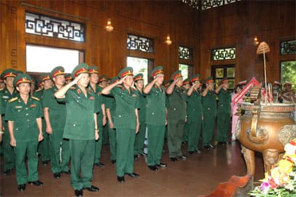Dâng hoa, dâng hương tại Khu di tích Kim Liên và Nghĩa trang thành phố Vinh