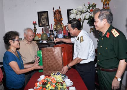 Đô đốc Nguyễn Văn Hiến thăm, tặng quà gia đình chính sách trên địa bàn Hà Nội