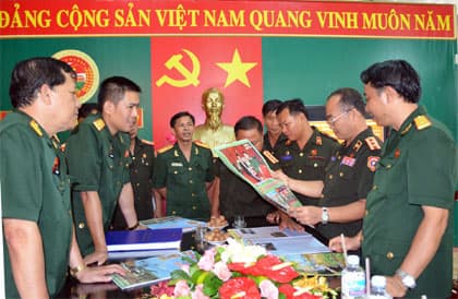 Tăng cường hợp tác giữa Báo QĐND Lào và Quân khu 7
