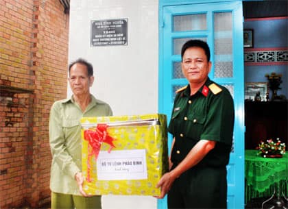 Lữ đoàn 96: Trao nhà tình nghĩa tặng thương binh nghèo