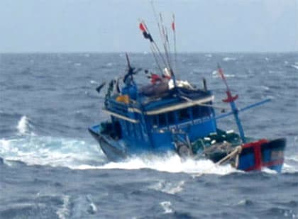 Thanh Hóa:3 thủy thủ trên chiếc xà lan bị trôi dạt đã được cứu hộ an toàn