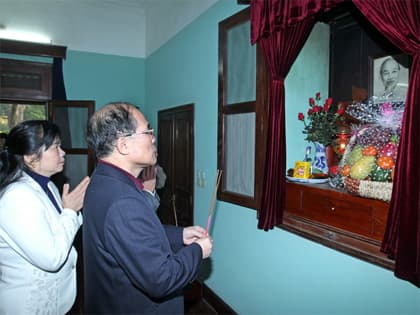 Chủ tịch Quốc hội Nguyễn Sinh Hùng dâng hương, tưởng nhớ Bác Hồ