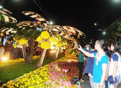Thủ tướng Nguyễn Tấn Dũng thăm đường sách và hoa Nguyễn Huệ (TP Hồ Chí Minh)