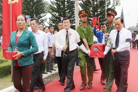 Chủ tịch nước Trương Tấn Sang dự lễ an táng hài cốt liệt sĩ tại Long Khánh
