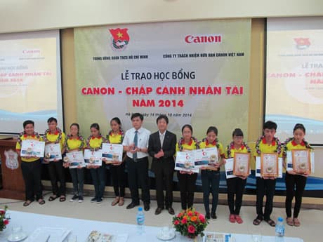 20 học sinh, sinh viên nhận học bổng “Canon-Chắp cánh nhân tài 2014”