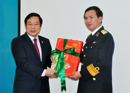 3000 cuốn lịch năm 2015 tặng bộ đội biên giới, hải đảo
