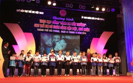 Trao học bổng “Cùng em đến trường” tại thành phố Hải Phòng