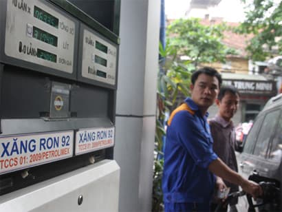 Giá xăng trong nước tăng 180 đồng mỗi lít
