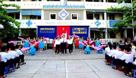 Gửi tặng học sinh Trường Sa hàng nghìn quyển sách và đồ chơi