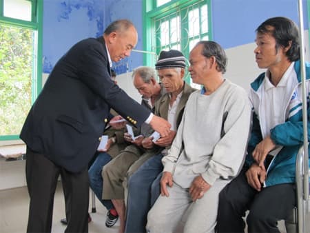 Thăm, tặng quà nạn nhân bom, mìn tại Thừa Thiên-Huế