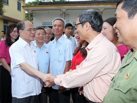 Chủ tịch Quốc hội Nguyễn Sinh Hùng tiếp xúc cử tri tại Hà Tĩnh