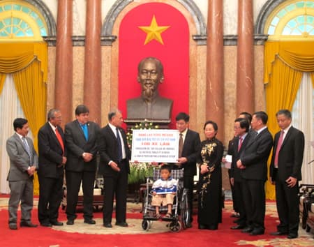 Trao tặng 100 xe lăn cho trẻ em Việt Nam