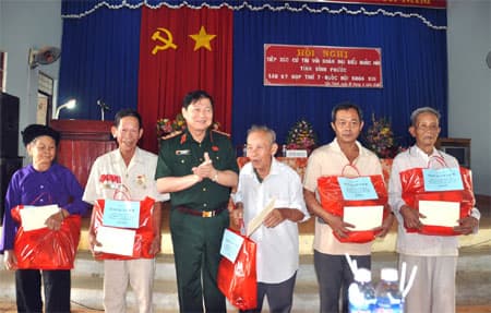 Thượng tướng Ngô Xuân Lịch tiếp xúc cử tri tỉnh Bình Phước