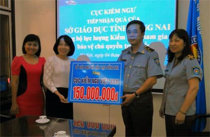 Tặng 300 triệu đồng cho lực lượng Kiểm ngư và Cảnh sát biển Việt Nam