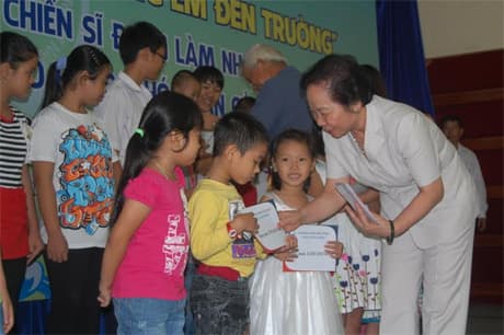 Tặng 175 suất học bổng “Cùng em đến trường”