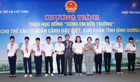 Tặng 770 suất học bổng “Cùng em đến trường” tại Bình Dương và Ninh Thuận