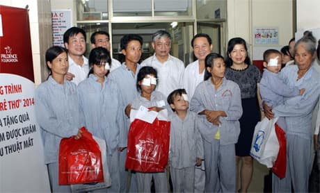 Thăm, tặng quà trẻ em đang điều trị, phẫu thuật mắt tại Hà Nội